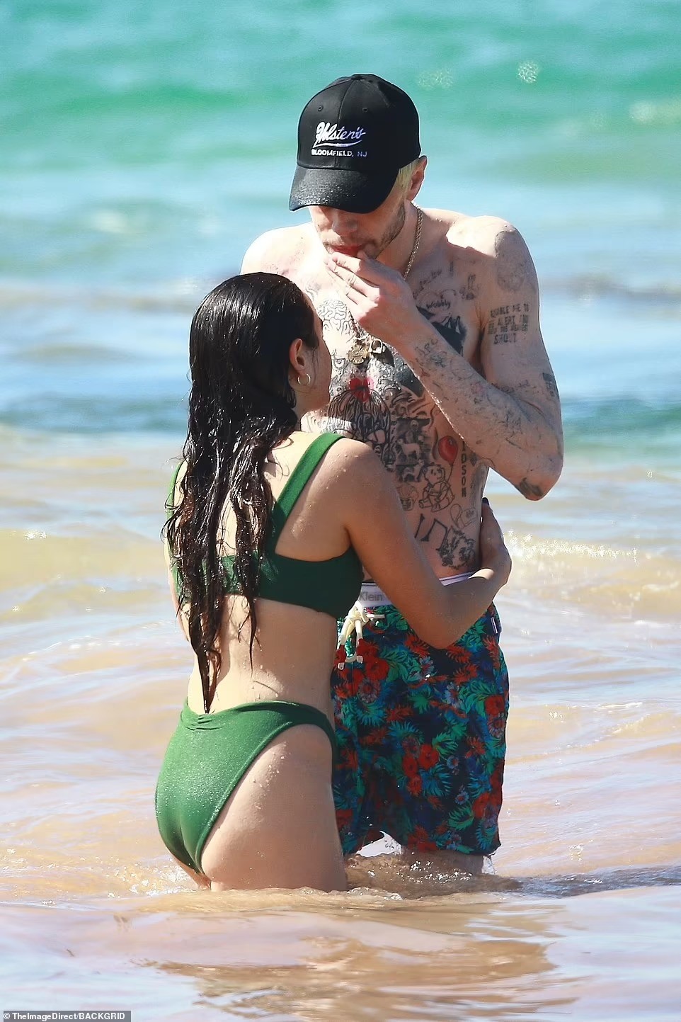 Pete Davidson hôn tình mới trên bãi biển ảnh 6