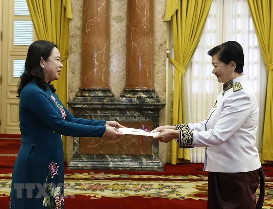 Hình ảnh Quyền Chủ tịch nước Võ Thị Ánh Xuân tiếp các đại sứ đến trình quốc thư ảnh 2