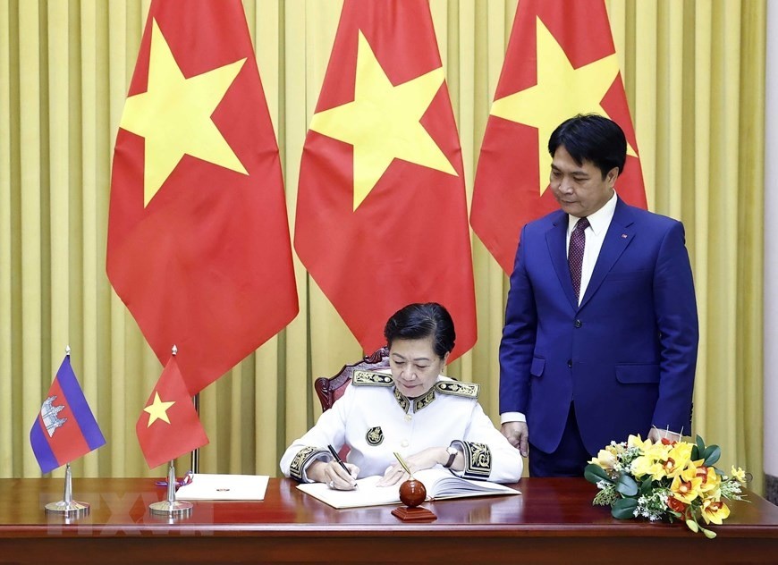 Hình ảnh Quyền Chủ tịch nước Võ Thị Ánh Xuân tiếp các đại sứ đến trình quốc thư ảnh 5