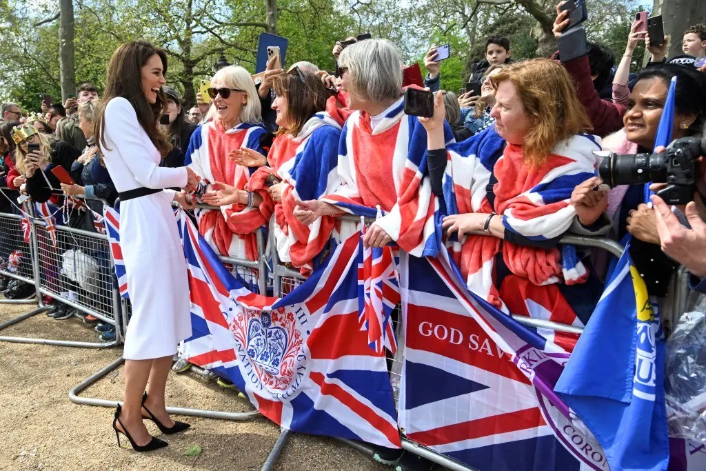 Ẩn ý những bộ váy được Công nương Kate diện trong lễ đăng cơ Vua Charles ảnh 2
