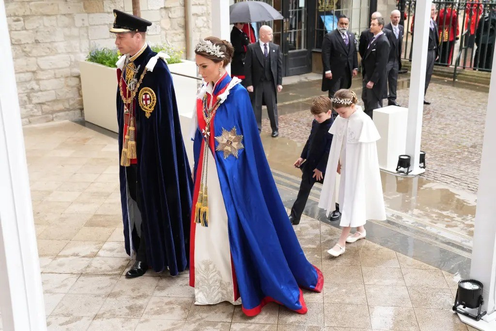 Ẩn ý những bộ váy được Công nương Kate diện trong lễ đăng cơ Vua Charles ảnh 4