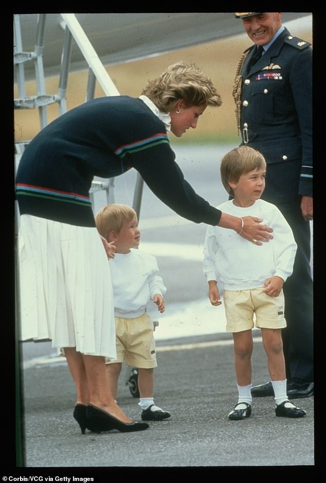 Cách Công nương Diana thể hiện tình yêu với William và Harry ảnh 10