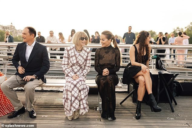 Rita Ora lại mặc xuyên thấu đi trên phố ảnh 7