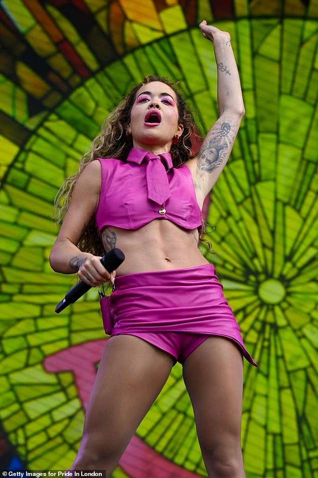 Rita Ora lại mặc xuyên thấu đi trên phố ảnh 9