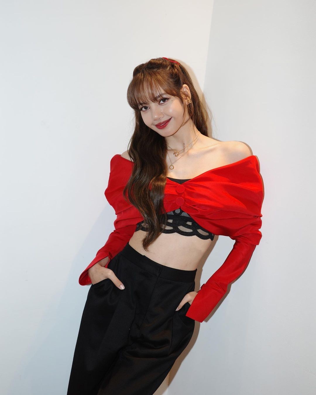 Bí quyết giúp Lisa (BlackPink) có vóc dáng gây sốt ở sân Mỹ Đình ảnh 14