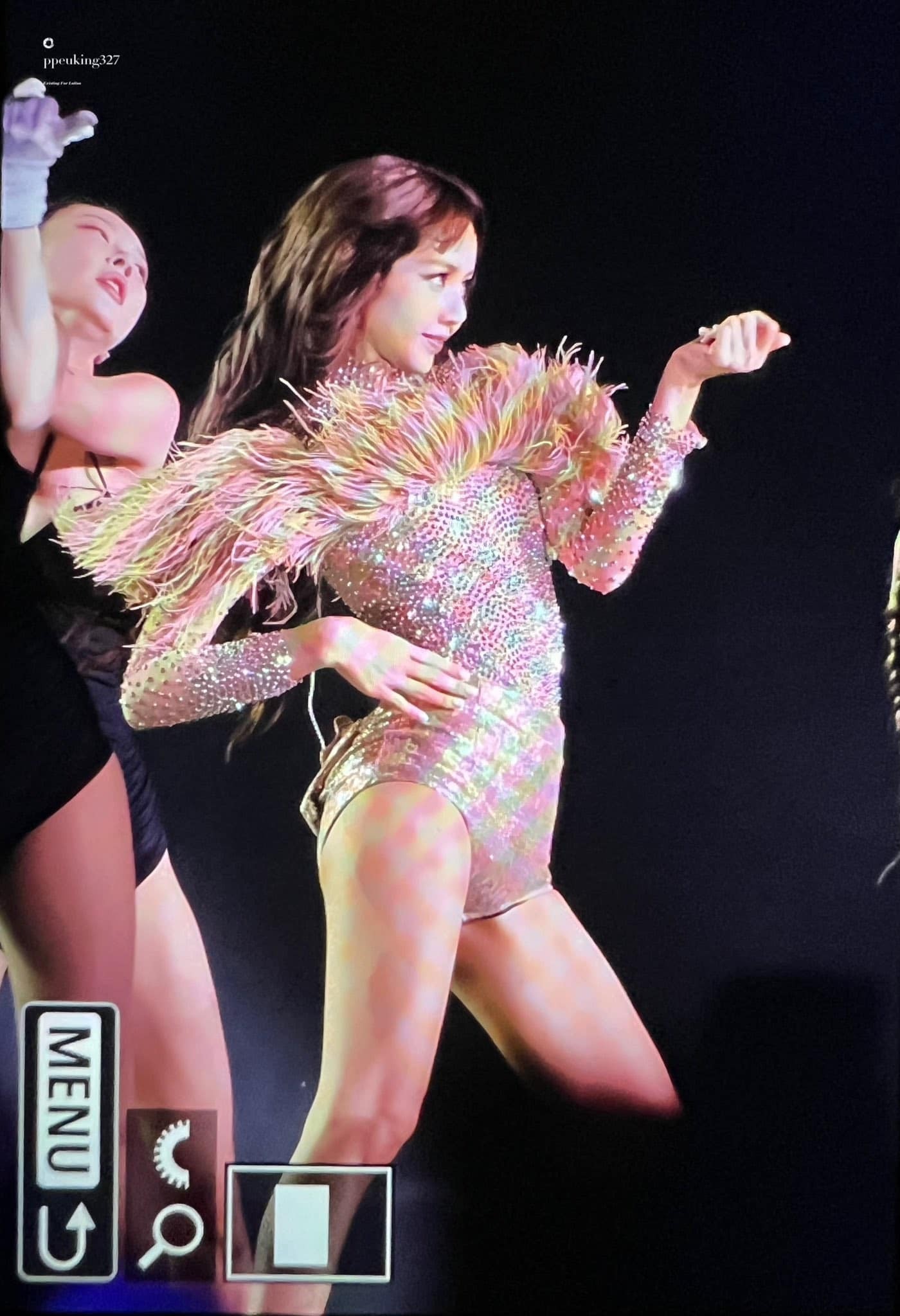 Bí quyết giúp Lisa (BlackPink) có vóc dáng gây sốt ở sân Mỹ Đình ảnh 5