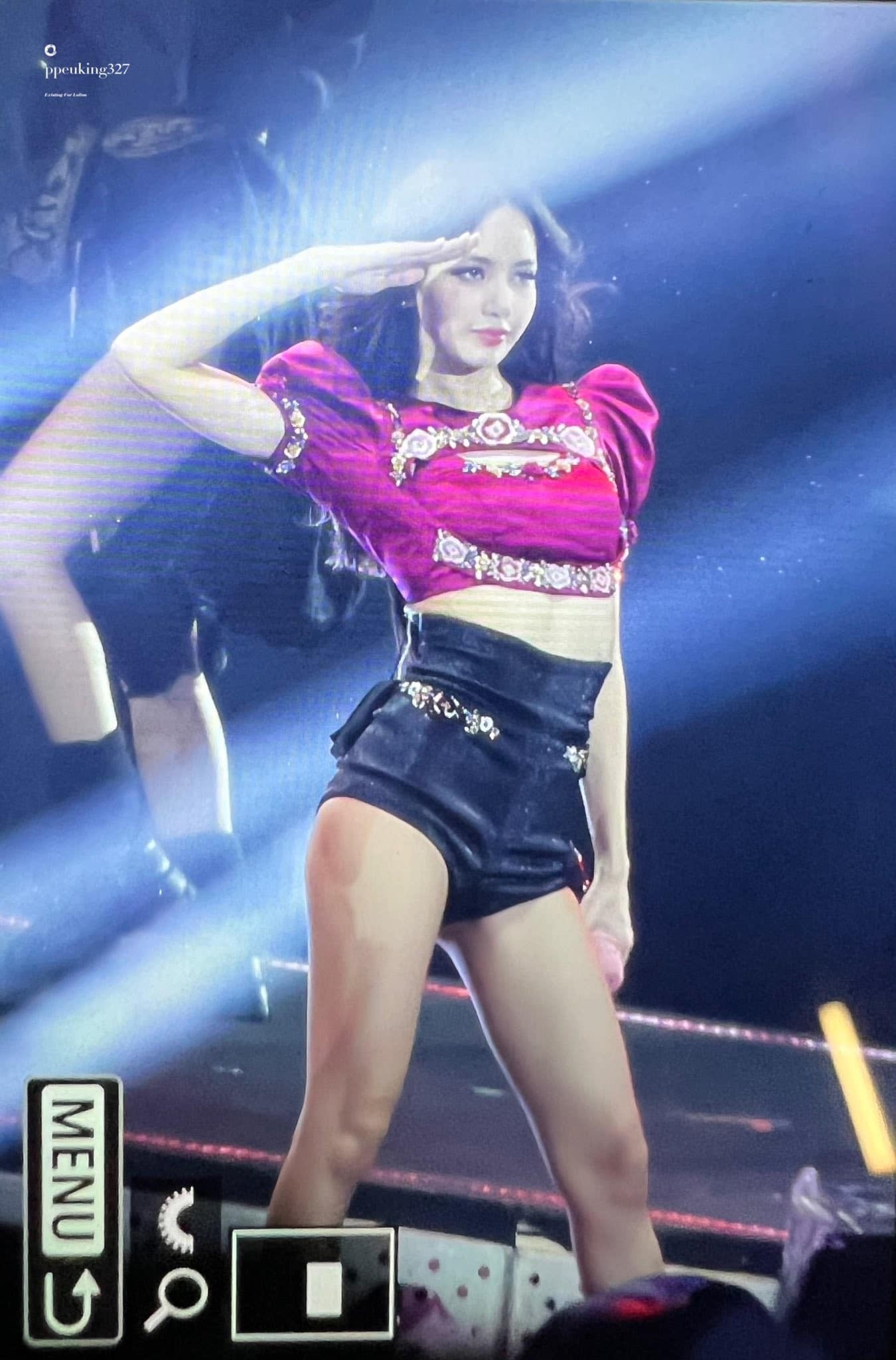 Bí quyết giúp Lisa (BlackPink) có vóc dáng gây sốt ở sân Mỹ Đình ảnh 2