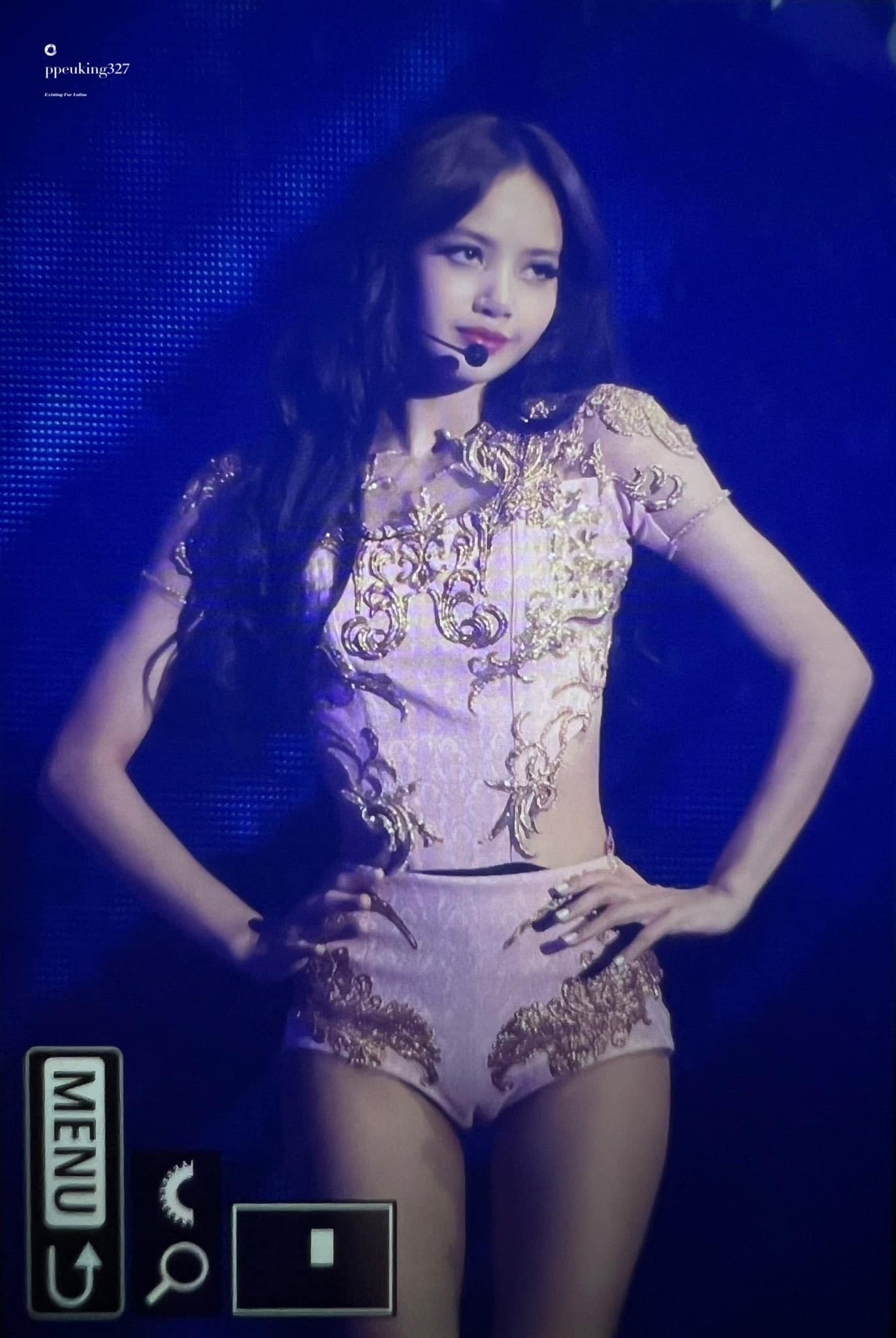 Bí quyết giúp Lisa (BlackPink) có vóc dáng gây sốt ở sân Mỹ Đình ảnh 4