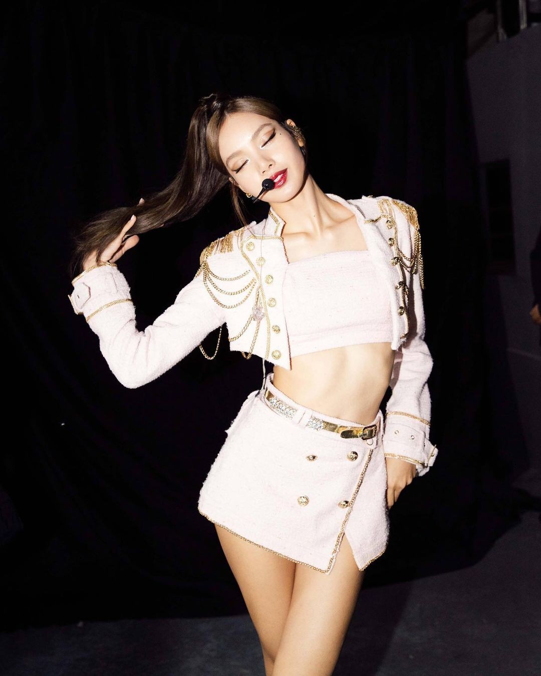 Bí quyết giúp Lisa (BlackPink) có vóc dáng gây sốt ở sân Mỹ Đình ảnh 9