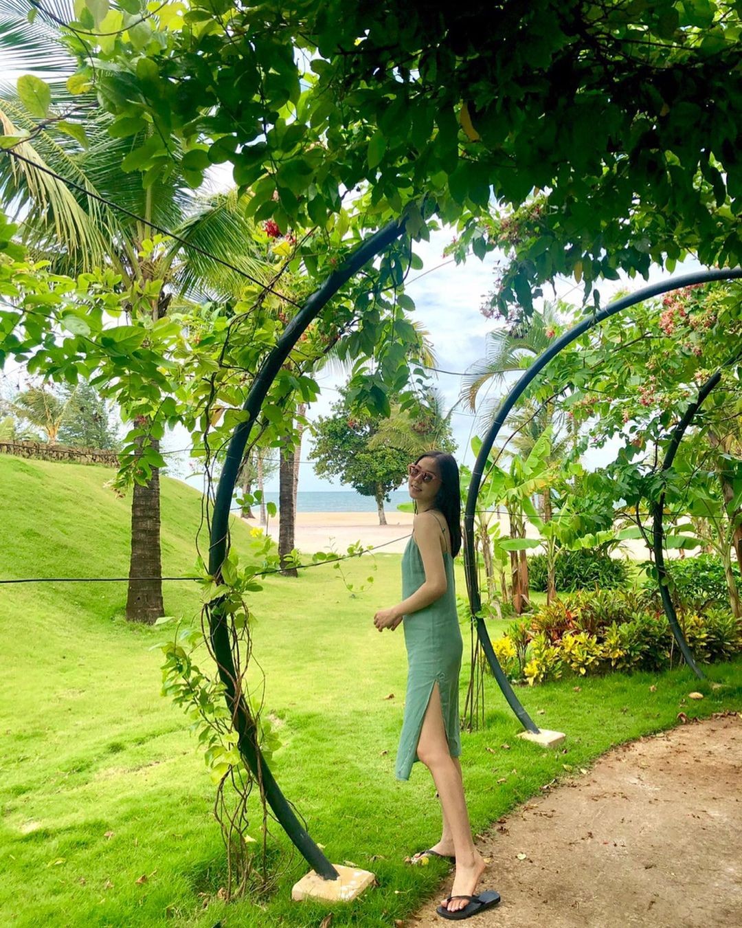 Nữ ca sĩ Hàn khoe dáng với áo tắm ở Nha Trang ảnh 8