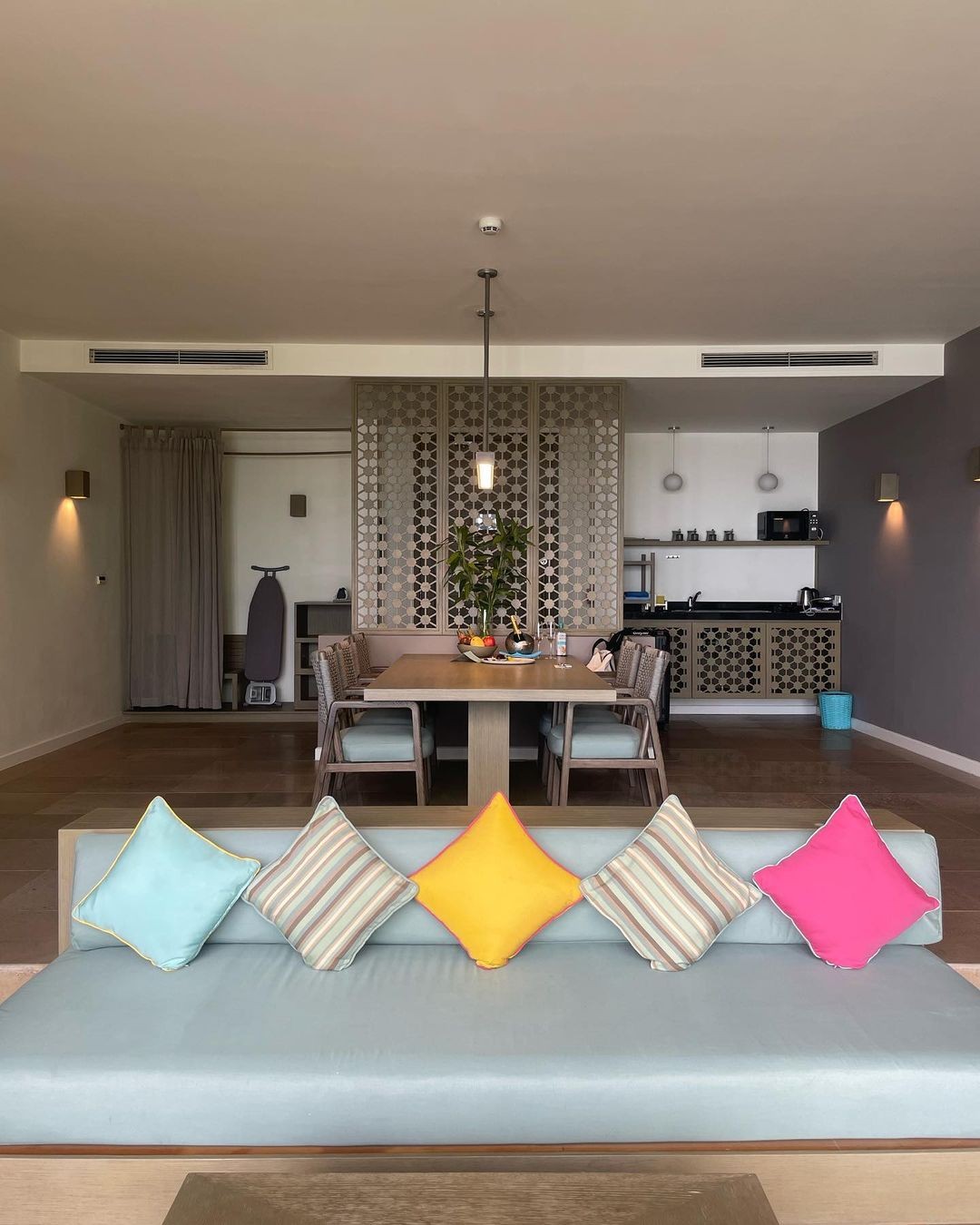 Nữ ca sĩ Hàn khoe dáng với áo tắm ở Nha Trang ảnh 6