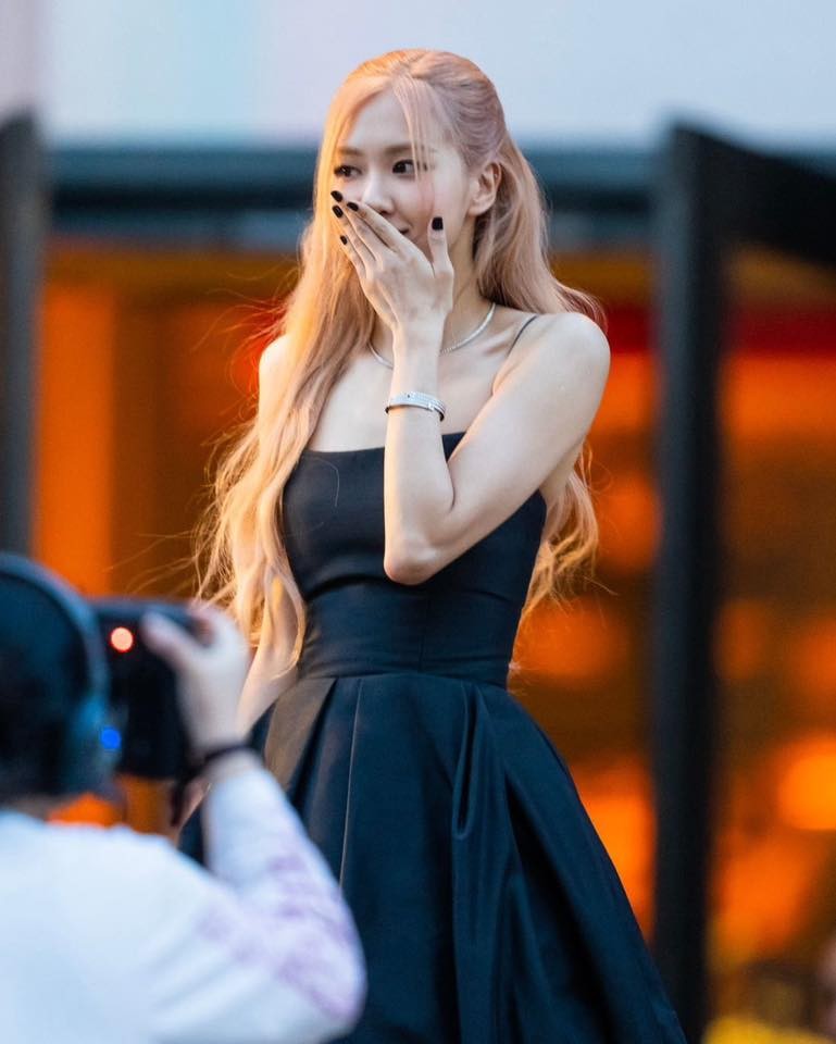 Rosé (BlackPink) diện váy cưới gây bão mạng ảnh 10