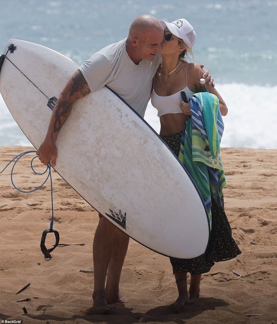 Miley Cyrus diện bikini đọ dáng với mẹ ruột U60 ảnh 12