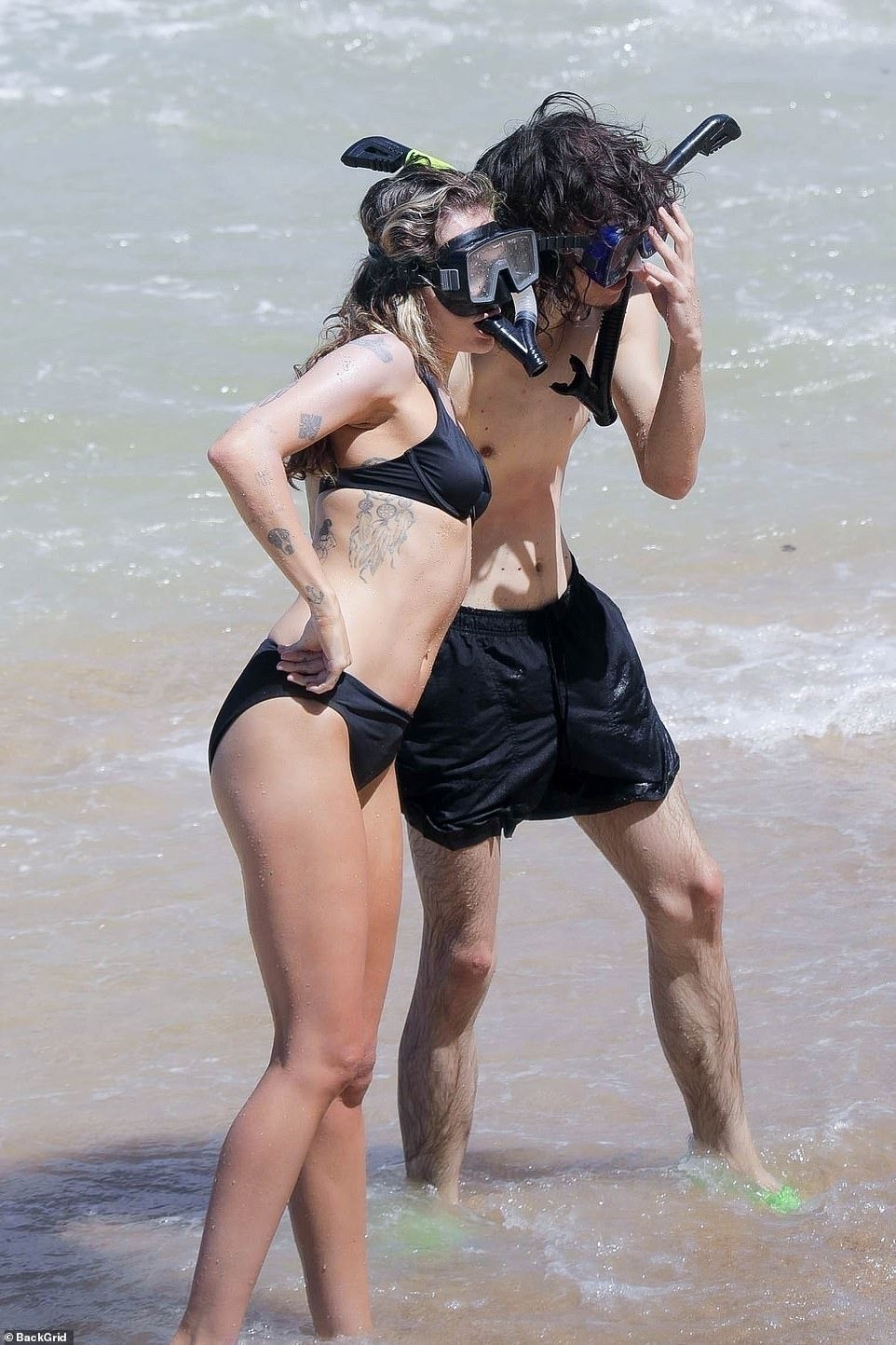 Miley Cyrus diện bikini đọ dáng với mẹ ruột U60 ảnh 9