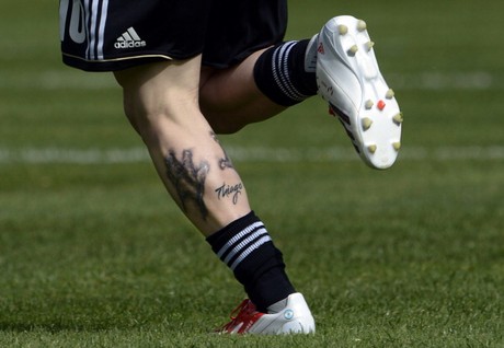 Messi khoe hình xăm kín chân trái ma thuật