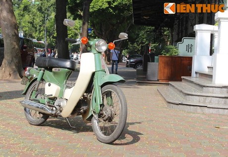 Ngắm cổ vật Honda C50 Dame 1967 tại Hà Nội