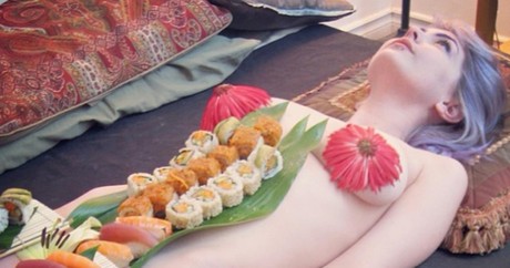 Mẫu nude bàn tiệc sushi trải lòng về công việc nhạy cảm