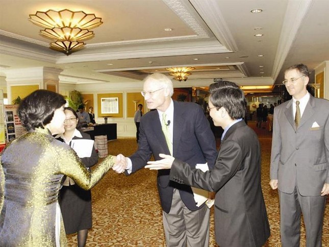 GS Michael Porter gặp Phó Chủ tịch UBND TPHCM Nguyễn Thị Hồng và Giám đốc Trường Doanh nhân PACE Giản Tư Trung (phải)
