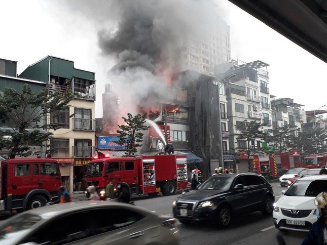 Cháy lớn tại 2 ngôi nhà cao tầng trên phố Minh Khai ảnh 2