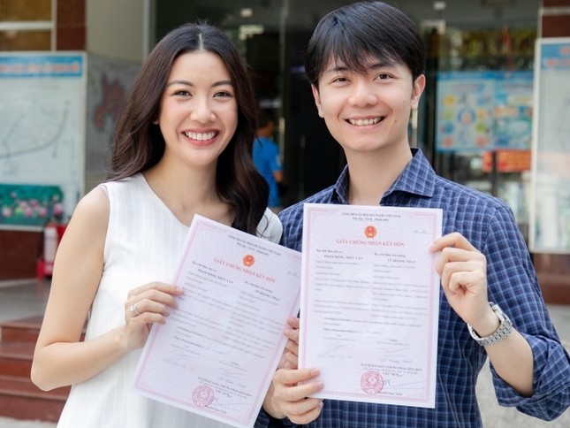 Showbiz 25/5: Lý Nhã Kỳ ngồi xe 40 tỷ đồng đi dự event, Thúy Vân đăng kí kết hôn ảnh 15