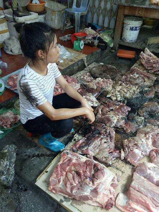 Dân mạng phẫn nộ chuyện người phụ nữ bán thịt lợn giá rẻ bị té phân lên người ảnh 1