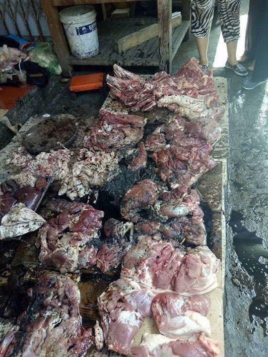 Dân mạng phẫn nộ chuyện người phụ nữ bán thịt lợn giá rẻ bị té phân lên người ảnh 2