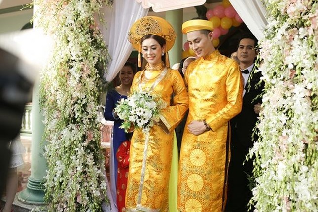 Showbiz 28/12: Những chi tiết cực độc chỉ có ở đám cưới Lâm Khánh Chi ảnh 1