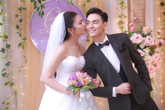 Showbiz 28/12: Những chi tiết cực độc chỉ có ở đám cưới Lâm Khánh Chi ảnh 2