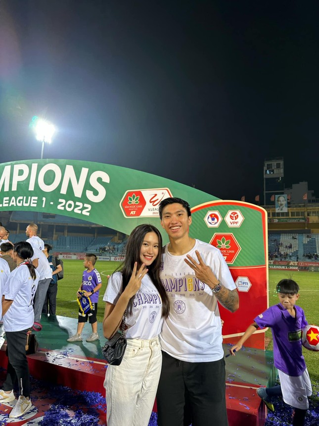 Doãn Hải My và bạn trai Đoàn Văn Hậu trong ngày CLB Hà Nội vô địch V-League ảnh 2