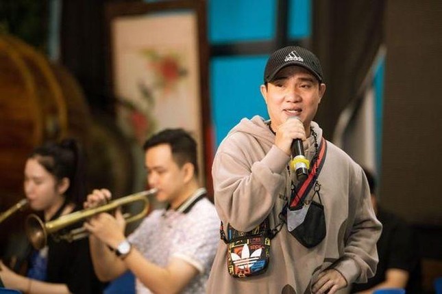 Showbiz 16/11: Ca sĩ Quang Linh tập luyện cho live show ảnh 1