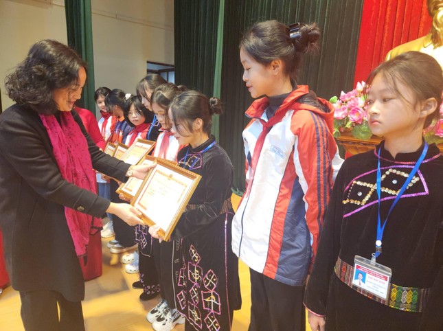Hai nữ sinh trung học giành giải Nhất cuộc thi Đại sứ học đường phòng tránh bom mìn - Ảnh 1.