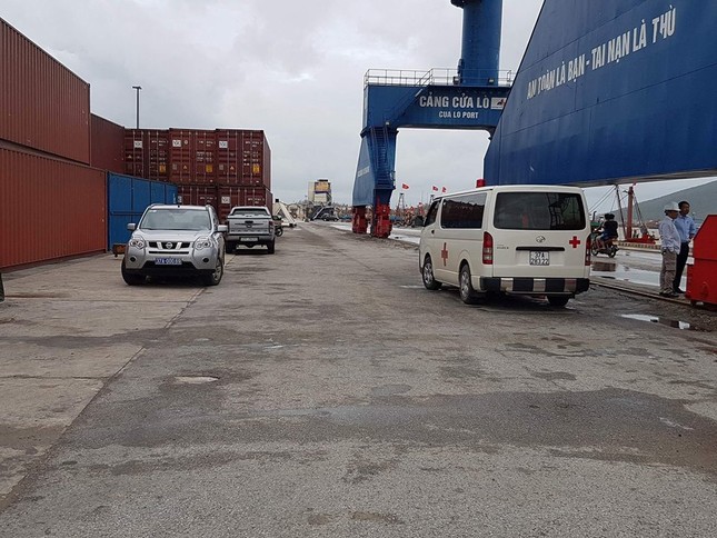 Cứu sống nhiều thuyền viên vụ chìm tàu ở Nghệ An ảnh 2