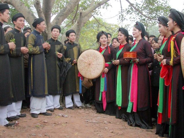 Trang phục áo của liền Anh khi hát quan họ gồm những gì?