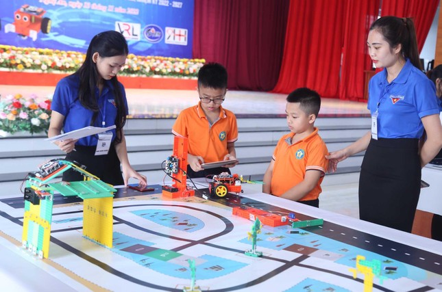Hơn 100 thanh thiếu nhi tranh tài thi Robot tỉnh Nghệ An mở rộng năm 2022 ảnh 2