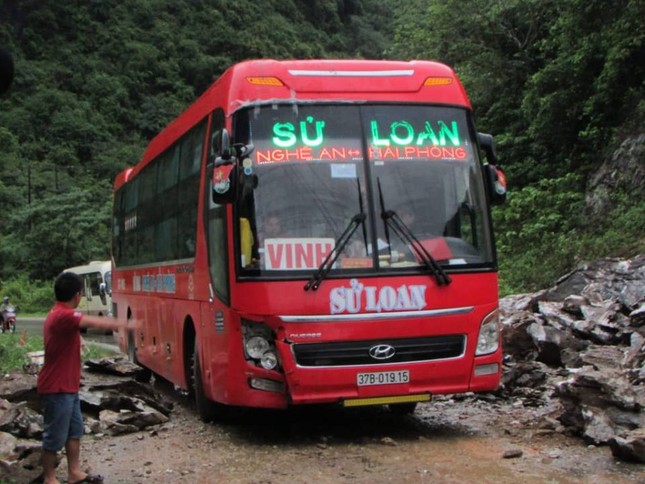 Nghệ An mưa lớn gây ngập úng, sạt lở tràn lấp quốc lộ ảnh 1