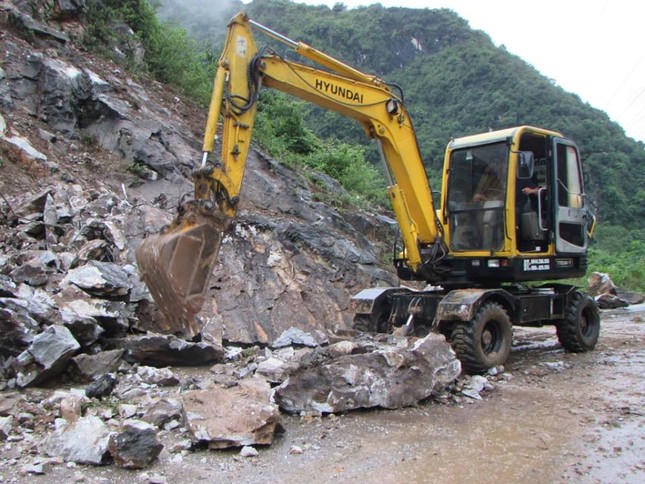 Nghệ An mưa lớn gây ngập úng, sạt lở tràn lấp quốc lộ ảnh 2