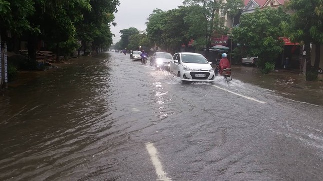 TP Vinh: Mưa lớn kéo dài, phố bỗng hóa thành 'sông' ảnh 4