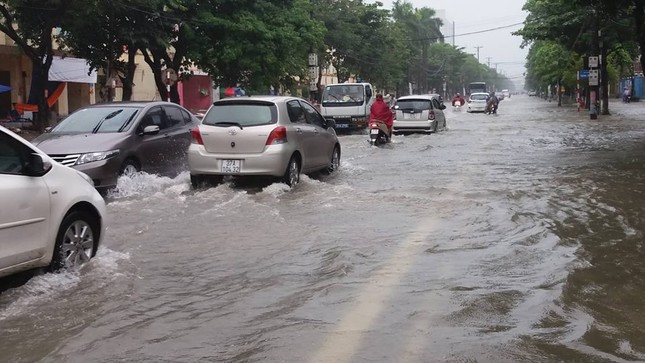 TP Vinh: Mưa lớn kéo dài, phố bỗng hóa thành 'sông' ảnh 5
