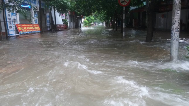 TP Vinh: Mưa lớn kéo dài, phố bỗng hóa thành 'sông' ảnh 7