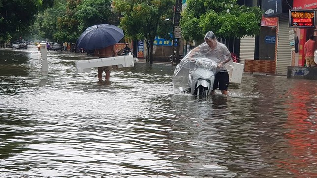 TP Vinh: Mưa lớn kéo dài, phố bỗng hóa thành 'sông' ảnh 1