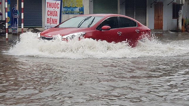 TP Vinh: Mưa lớn kéo dài, phố bỗng hóa thành 'sông' ảnh 3