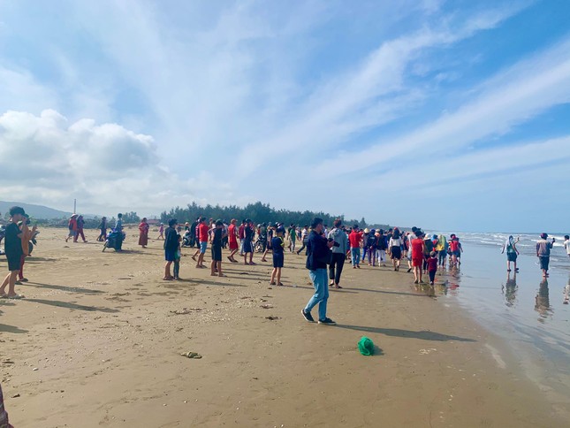 Cá Ông 'khủng', nặng 10 tấn dạt vào bờ biển Hà Tĩnh ảnh 2