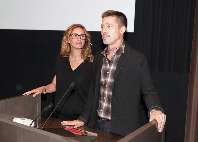 Brad Pitt rạng ngời tươi tắn bên ‘người đàn bà đẹp’ Julia Roberts ảnh 1