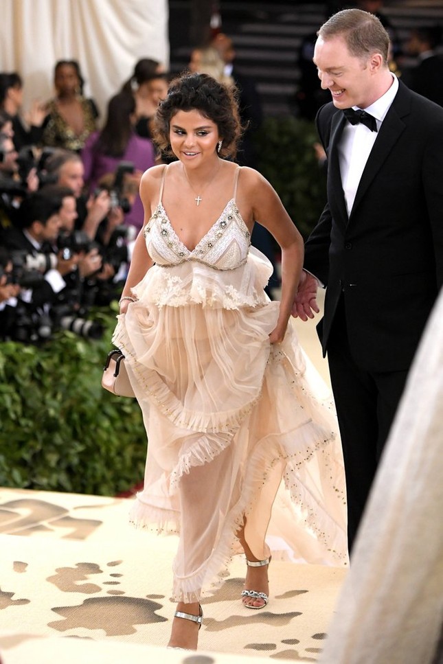 Selena Gomez tái nhợt kém sắc bên ‘hot girl’ quyến rũ Kylie Jenner ảnh 5