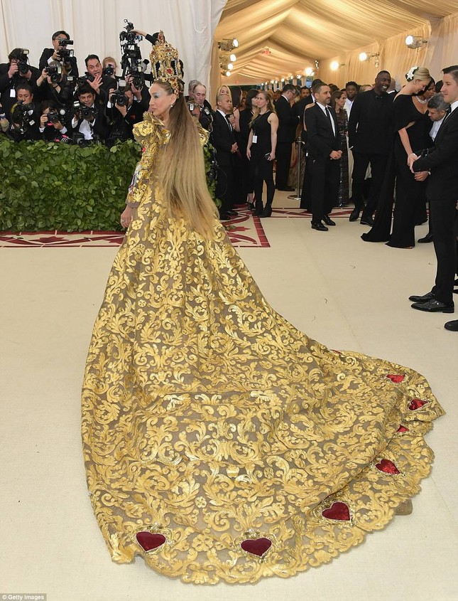 Kim Kardashian, Jennifer Lopez siêu gợi cảm trên thảm đỏ Met Gala 2018 ảnh 24