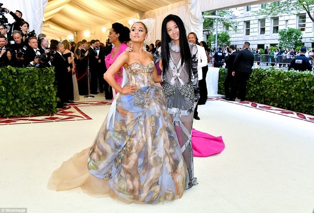 Kim Kardashian, Jennifer Lopez siêu gợi cảm trên thảm đỏ Met Gala 2018 ảnh 37