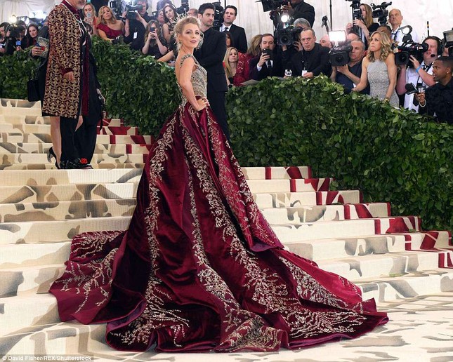 Kim Kardashian, Jennifer Lopez siêu gợi cảm trên thảm đỏ Met Gala 2018 ảnh 34