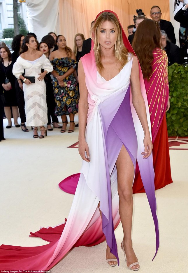 Kim Kardashian, Jennifer Lopez siêu gợi cảm trên thảm đỏ Met Gala 2018 ảnh 30
