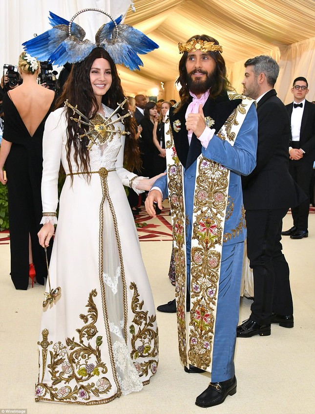 Kim Kardashian, Jennifer Lopez siêu gợi cảm trên thảm đỏ Met Gala 2018 ảnh 20