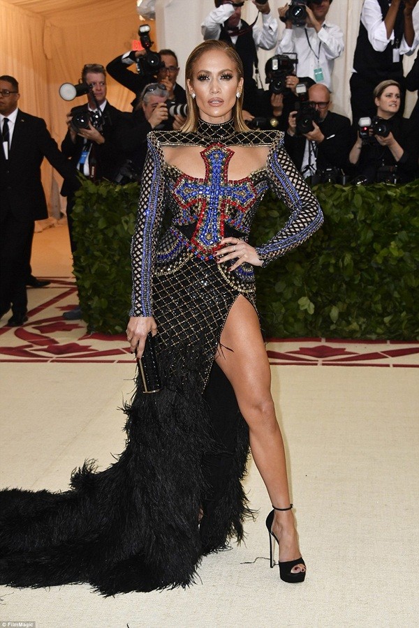 Kim Kardashian, Jennifer Lopez siêu gợi cảm trên thảm đỏ Met Gala 2018 ảnh 12